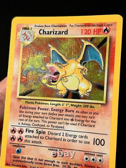 Carte Pokemon Charizard Set de base 4/102 Rare Holo 1999