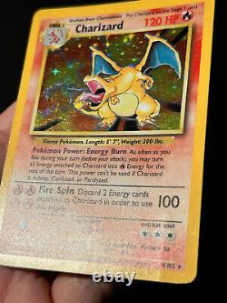 Carte Pokemon Charizard Set de base 4/102 Rare Holo 1999