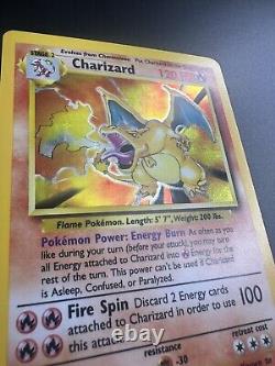 Carte Pokémon rare holo Charizard Base Set 4/102 illimitée WOTC