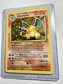 Carte rare holo illimitée Charizard Base Set 4/102 Pokemon TCG WOTC jouée LP