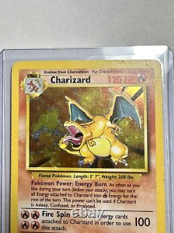 Carte rare holo illimitée Charizard Base Set 4/102 Pokemon TCG WOTC jouée LP