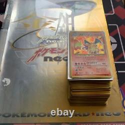 Collection Rare de Cartes Pokémon Charizard Anciennes au Japon dans un Classeur