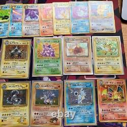 Collection Rare de Cartes Pokémon Charizard Anciennes au Japon dans un Classeur