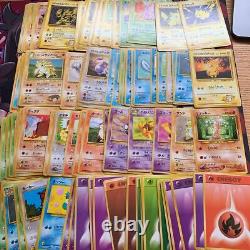 Collection Rare de Cartes Pokémon Charizard Anciennes au Japon dans un Classeur