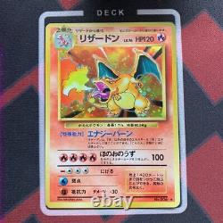 Collection Rare de Cartes Pokémon Charizard Anciennes au Japon dans un Classeur