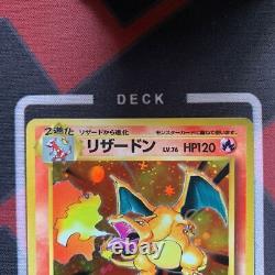 Collection Rare de Cartes Pokémon Charizard Anciennes au Japon dans un Classeur