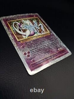 Collection légendaire Mewtwo 29/110 du jeu de cartes Pokémon TCG millésimé de 2002 en version Reverse Holo.