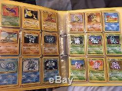 Les Cartes Pokémon Originales Full Set Dans Le Dossier Incluent Des Cartes Rares Rapides