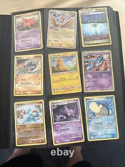 Lot de cartes Pokemon dans un classeur avec des cartes Holo rares, cartes plus anciennes. Toutes les cartes sont vendues en l'état.