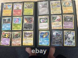 Lot de cartes Pokemon dans un classeur avec des cartes Holo rares, cartes plus anciennes. Toutes les cartes sont vendues en l'état.