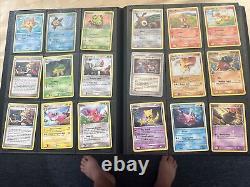 Lot de cartes Pokemon dans un classeur avec des cartes Holo rares, cartes plus anciennes. Toutes les cartes sont vendues en l'état.