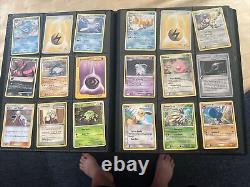 Lot de cartes Pokemon dans un classeur avec des cartes Holo rares, cartes plus anciennes. Toutes les cartes sont vendues en l'état.