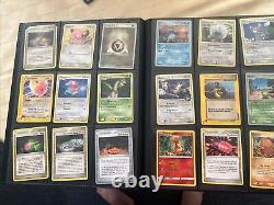 Lot de cartes Pokemon dans un classeur avec des cartes Holo rares, cartes plus anciennes. Toutes les cartes sont vendues en l'état.