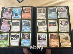 Lot de cartes Pokemon dans un classeur avec des cartes Holo rares, cartes plus anciennes. Toutes les cartes sont vendues en l'état.