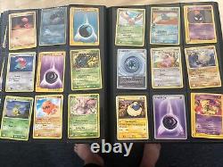 Lot de cartes Pokemon dans un classeur avec des cartes Holo rares, cartes plus anciennes. Toutes les cartes sont vendues en l'état.