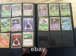 Lot de cartes Pokemon dans un classeur avec des cartes Holo rares, cartes plus anciennes. Toutes les cartes sont vendues en l'état.