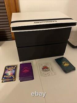 Lot de cartes Pokemon en vrac, avec des cas de cartes Holo rares et un classeur inclus