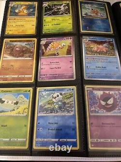 Lot de cartes Pokemon en vrac, avec des cas de cartes Holo rares et un classeur inclus