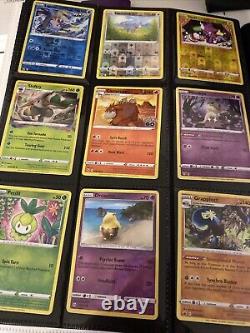 Lot de cartes Pokemon en vrac, avec des cas de cartes Holo rares et un classeur inclus