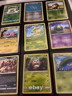 Lot de cartes Pokemon en vrac, avec des cas de cartes Holo rares et un classeur inclus