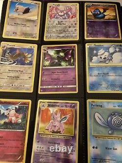 Lot de cartes Pokemon en vrac, avec des cas de cartes Holo rares et un classeur inclus